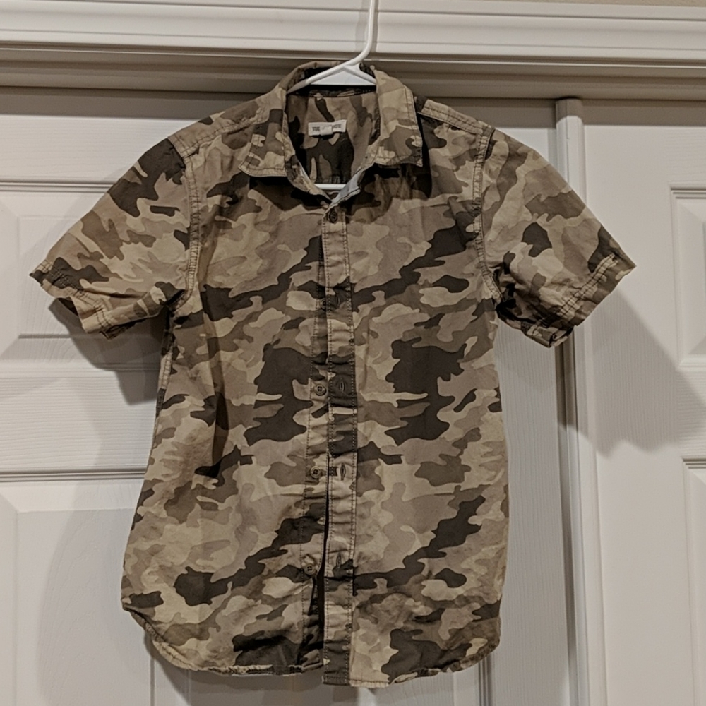 Tucker + Tate button down shirt